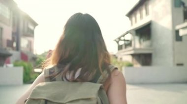 Yavaş hareket - Asya backpacker kadın Pekin, Çin, neşeli güzel genç Genç blogger erkek Chinatown yürüyüş seyahat mutlu hissediyor. Yaşam tarzı sırt çantası turizm seyahat tatil kavramı