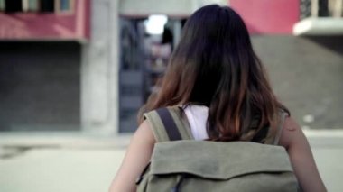 Asya backpacker kadın Pekin, Çin, neşeli güzel genç Genç blogger erkek Chinatown yürüyüş seyahat mutlu hissediyor. Yaşam tarzı sırt çantası turizm seyahat tatil kavramı.