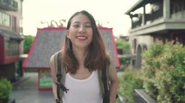 Asya backpacker kadın Pekin, Çin, neşeli güzel genç Genç blogger erkek Chinatown yürüyüş seyahat mutlu hissediyor. Yaşam tarzı sırt çantası turizm seyahat tatil kavramı.