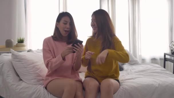 Feliz Asiático Lésbicas Lgbt Casal Desfrutar Entretenimento Sala Estar Mulheres — Vídeo de Stock