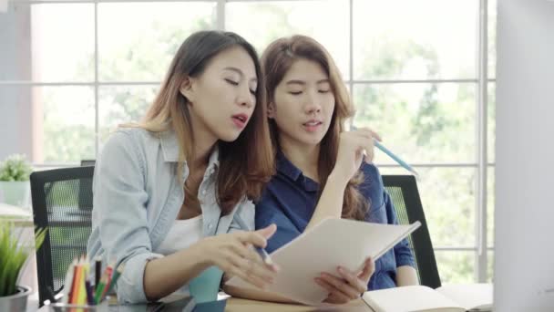Attraktive Kreative Asiatische Geschäftsfrauen Schicker Freizeitkleidung Die Schreibtisch Büro Arbeiten — Stockvideo