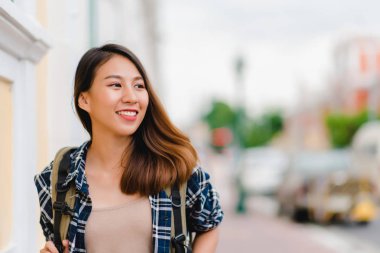 Bangkok, Tayland seyahat traveler backpacker Asyalı kadın. Mutlu genç kadın harcama inanılmaz landmark gezisi tatil ve geleneksel şehirde onun yolculuk keyfini çıkarın.