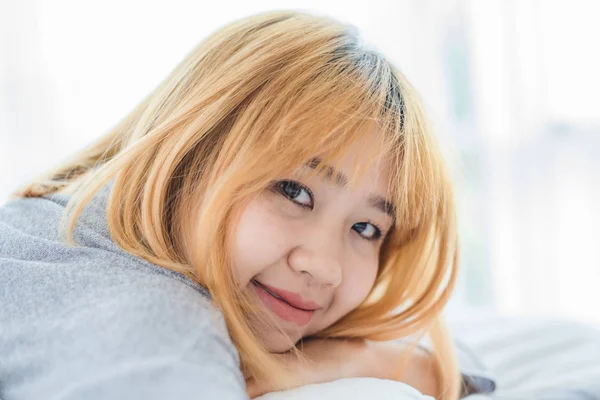 Retrato Hermosa Mujer Asiática Joven Cama Casa Por Mañana Mujer —  Fotos de Stock