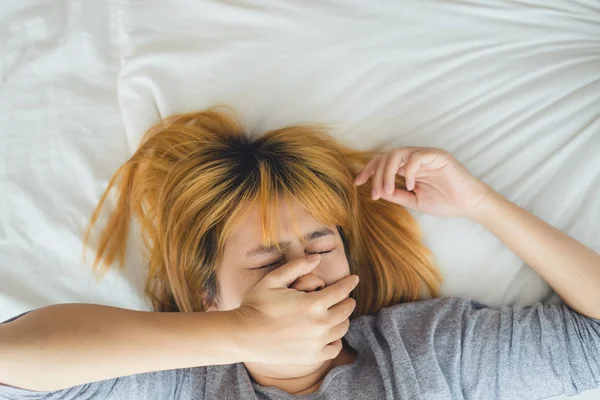 Linda Jovem Mulher Asiática Dormindo Cama Pela Manhã Atraente Menina — Fotografia de Stock