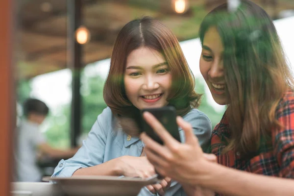 Happy Beautiful Asian Friends Women Blogger Using Smartphone Photo Making — Fotografia de Stock