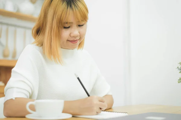 Piękna Młoda Uśmiechający Się Asian Kobieta Pracuje Laptopie Siedząc Salonie — Zdjęcie stockowe