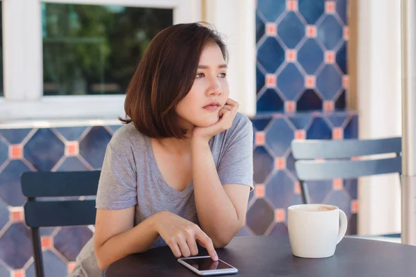 Alegre Asiático Jovem Mulher Sentado Café Beber Café Usando Smartphone — Fotografia de Stock