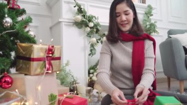 Lezbiyen Asyalı Çift Noel hediyeleri için oturma odasında evde Noel Festivali vererek. Yaşam tarzı lgbt kadınlar mutlu Noel ve yeni yıl kavramı kutlama.