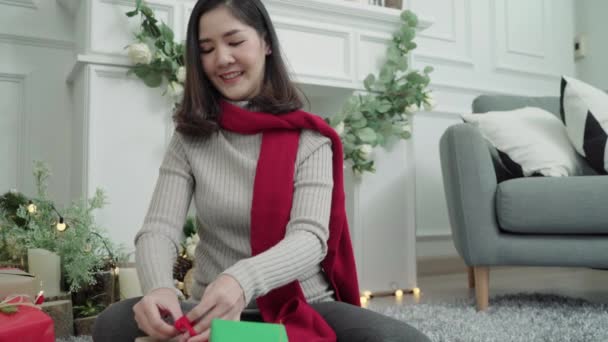 Casal Asiático Lésbico Dando Presentes Natal Uns Aos Outros Sua — Vídeo de Stock