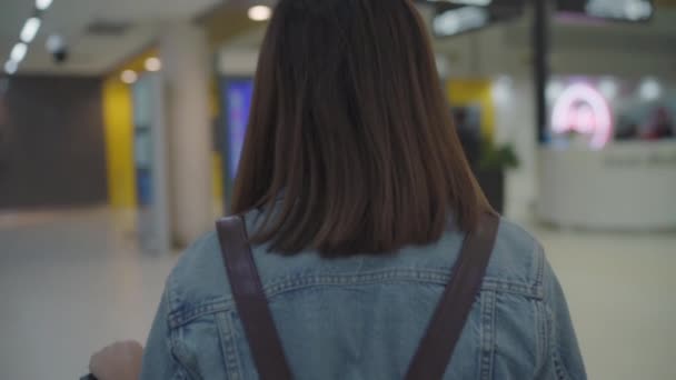慢动作 快乐的亚洲妇女使用手推车或手推车与许多行李走在航站楼大厅 而前往登机口在国际机场的登机口 — 图库视频影像