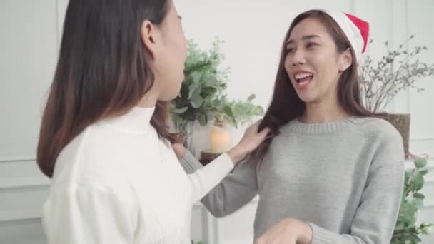 Asijské Lesby Dávat Opotřebení Vánoční Čepice Vzájemně Svém Obývacím Pokoji — Stock video