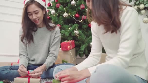 Casal Asiático Lésbico Embalando Embrulhando Presente Natal Decorar Sua Sala — Vídeo de Stock