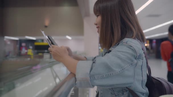 Mujer Asiática Feliz Usando Comprobando Teléfono Inteligente Sala Terminales Mientras — Vídeos de Stock