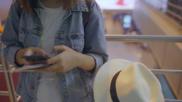 Счастливая Азиатка Использует Проверяет Свой Смартфон Терминальном Зале Ожидая Свой — стоковое видео