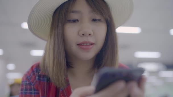 Heureuse Asiatique Qui Utilise Vérifie Son Smartphone Alors Elle Est — Video