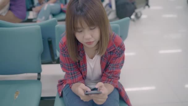 Heureuse Asiatique Qui Utilise Vérifie Son Smartphone Alors Elle Est — Video