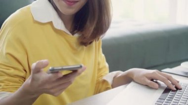Güzel akıllı iş Asyalı kadın smart casual giyim dizüstü bilgisayarda çalışan ve yaratıcı ofiste tabloda otururken Evet. Çalışma evde kavramı yaşam tarzı kadın.