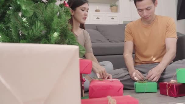 Pareja Asiática Embalaje Embalaje Regalo Navidad Decorar Sala Estar Casa — Vídeo de stock