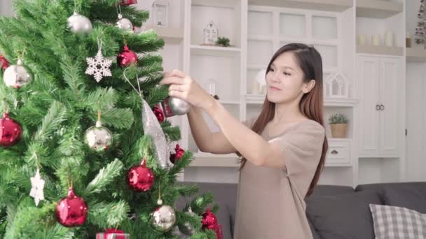Asiatiska Par Man Ger Julklappar Till Sin Flickvän Deras Vardagsrum — Stockvideo