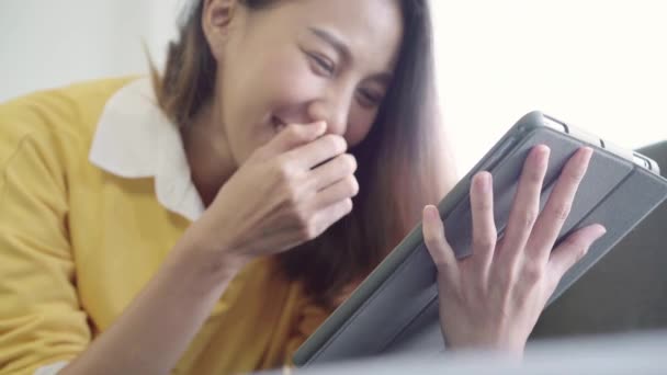 Mulher Asiática Bonita Usando Tablet Assistindo Vídeo Enquanto Usa Suéter — Vídeo de Stock