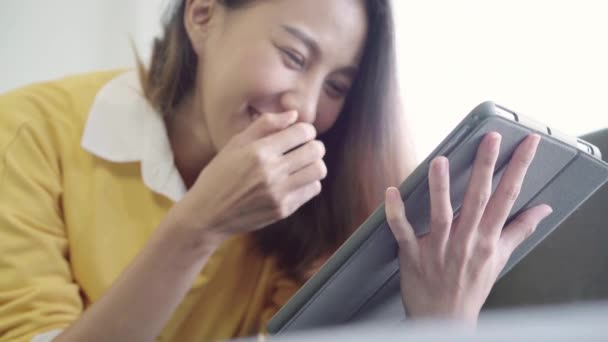 Hermosa Mujer Asiática Usando Tableta Viendo Video Mientras Usa Suéter — Vídeos de Stock