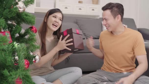 Asiático Pareja Hombre Dando Regalos Navidad Novia Sala Estar Casa — Vídeo de stock