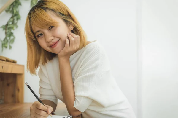 Asiatiske Kvinner Skriver Handlelister Med Penn Kjøkkenbenken Hjemme Leser Prøver – stockfoto