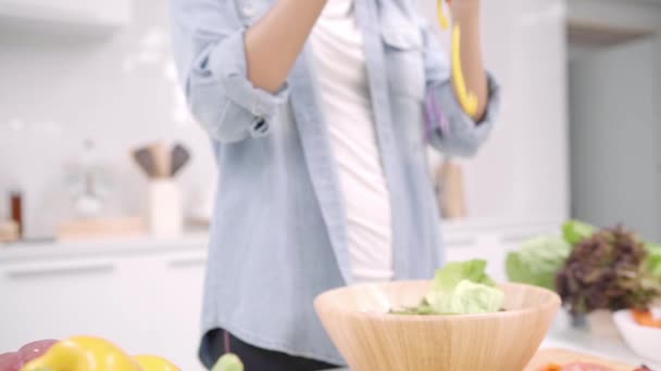 慢动作 年轻的亚洲妇女在厨房做沙拉健康食品 美丽的女性在休闲使用有机蔬菜大量的营养准备沙拉适合身体在家里 健康食品理念 — 图库视频影像