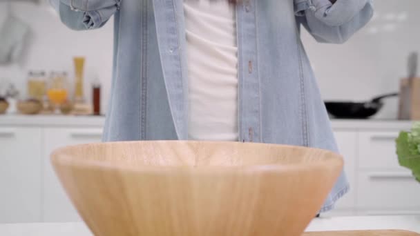 Slow Motion Mladé Asijské Žena Dělat Salát Zdravé Jídlo Kuchyni — Stock video
