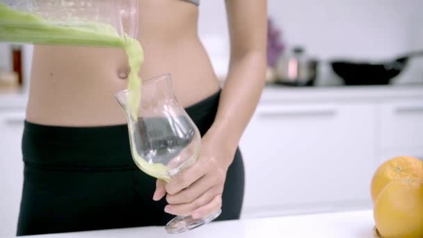 慢动作 运动亚洲妇女喝苹果汁在厨房 美丽的女性在运动服装使用有机水果大量的营养 使苹果汁自己在家里 健康食品理念 — 图库视频影像