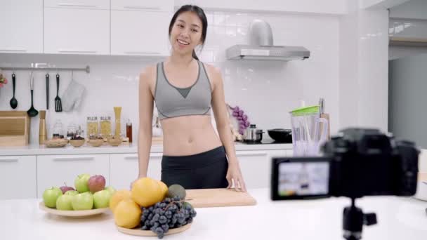 Blogger Sporty Asian Woman Using Camera Recording How Make Orange — Stock Video