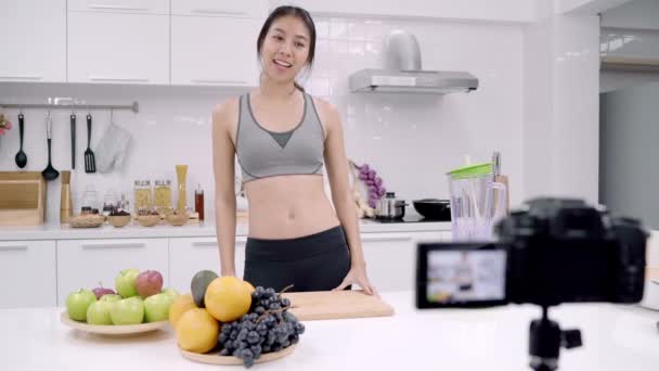 Блогер Спортивной Азиатской Женщины Помощью Камеры Записи Сделать Виноградный Сок — стоковое видео