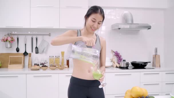 Die Sportliche Asiatin Trinkt Apfelsaft Der Küche Die Schöne Frau — Stockvideo