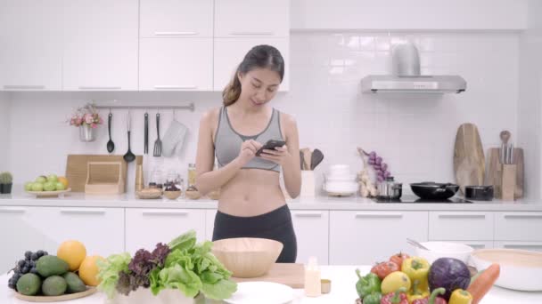 Giovane Donna Asiatica Che Insalata Cibo Sano Mentre Utilizza Telefono — Video Stock