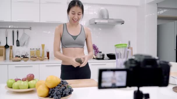 Блогер Спортивной Азиатской Женщины Помощью Камеры Записи Сделать Видео Сок — стоковое видео