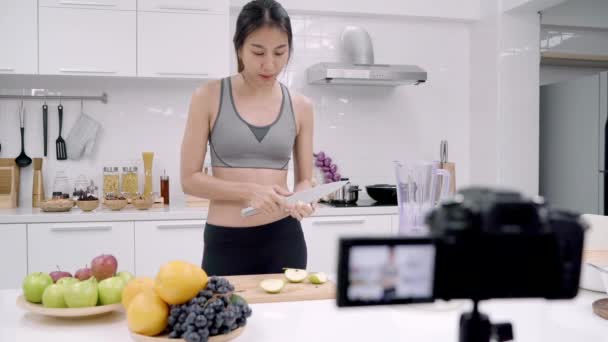Блогер Спортивная Азиатская Женщина Помощью Камеры Записи Сделать Яблочный Сок — стоковое видео