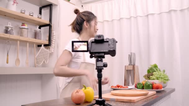 Blogger Mulher Asiática Usando Câmera Gravação Como Fazer Salada Vídeo — Vídeo de Stock