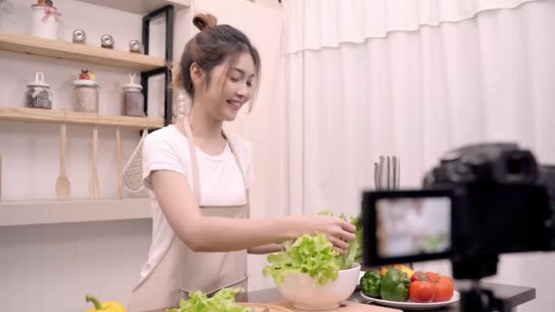 博客亚洲妇女使用相机记录如何使沙拉健康食品视频为她的订户 女性使用有机蔬菜准备沙拉适合身体在家里 健康食品理念 — 图库视频影像