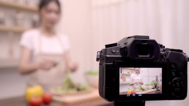 博客亚洲妇女使用相机记录如何使沙拉健康食品视频为她的订户 女性使用有机蔬菜准备沙拉适合身体在家里 健康食品理念 — 图库视频影像