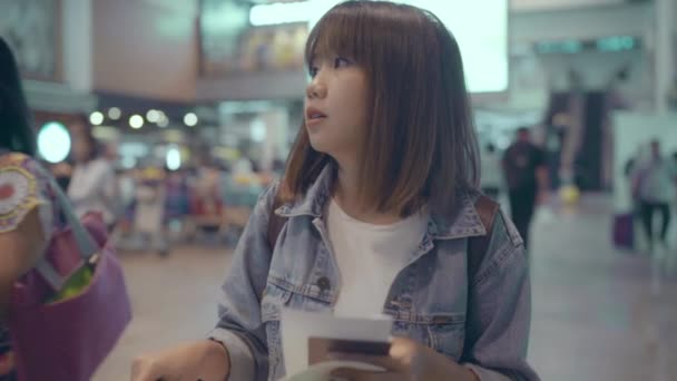 慢动作 快乐的亚洲妇女使用手推车或手推车与许多行李走在航站楼大厅 而前往登机口在国际机场的登机口 — 图库视频影像