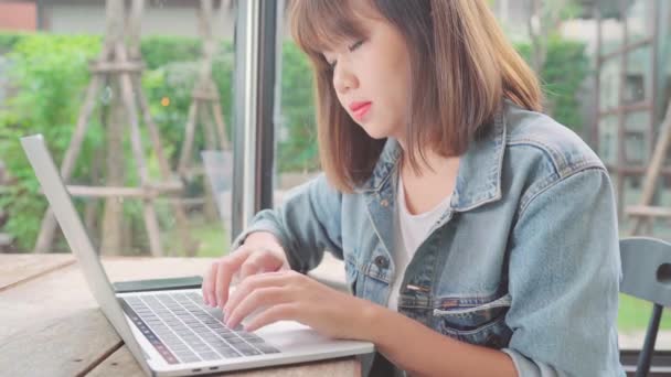 Zakelijke Freelance Aziatische Vrouw Werken Het Doen Van Projecten Laptop — Stockvideo