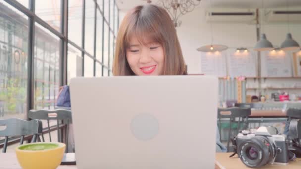 비즈니스 프리랜서 아시아 노트북에 프로젝트를 카페에서 테이블에 앉아있는 따뜻한 커피를 — 비디오