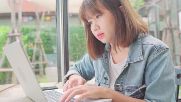 Επαγγελματίες Ελεύθερους Ασιατική Γυναίκα Εργάζεται Κάνουν Έργα Και Αποστολή Ηλεκτρονικού — Αρχείο Βίντεο