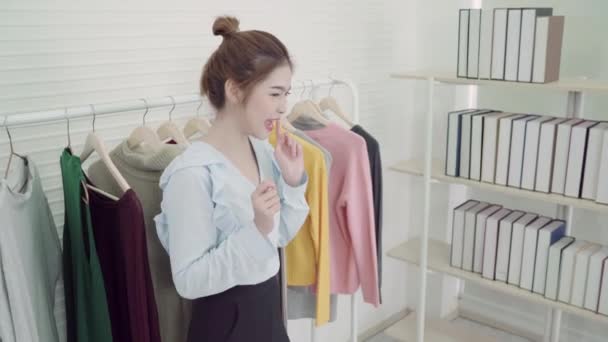 Moda Asiática Blogueiro Feminino Influenciador Online Segurando Sacos Compras Muitas — Vídeo de Stock