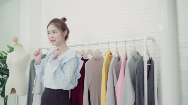 Moda Asiática Blogueiro Feminino Influenciador Online Segurando Sacos Compras Muitas — Vídeo de Stock