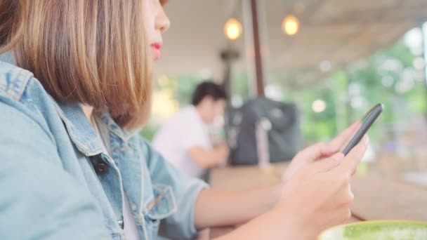 Mujer Asiática Freelance Negocios Que Utiliza Teléfono Inteligente Para Hablar — Vídeos de Stock