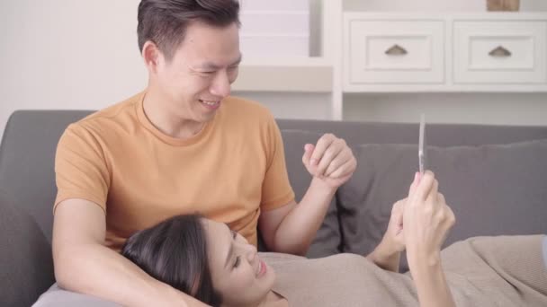 Asian Couple Using Tablet Online Shopping Internet Living Room Home — Stock Video