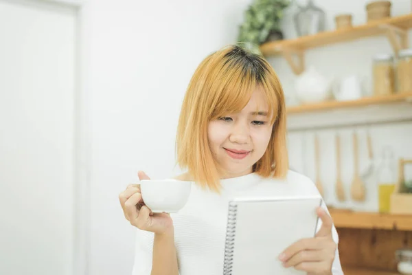 Mulher Asiática Escrever Listas Compras Bloco Notas Por Caneta Seu — Fotografia de Stock