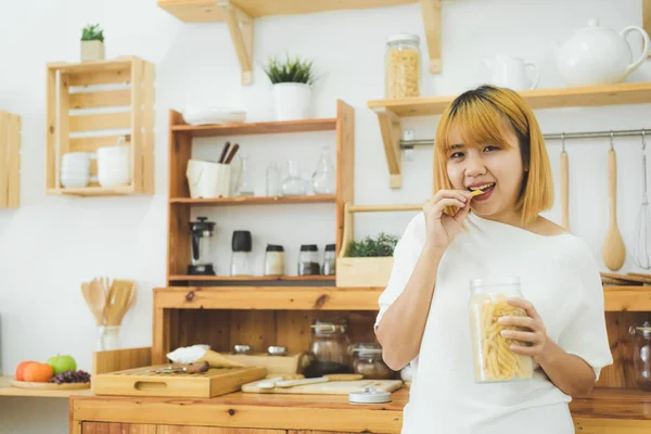 Asiatiske Kvinner Som Holder Spiser Junk Food Snack Chips Hjemme – stockfoto
