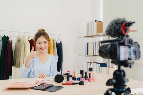 Skjønnhetsblogger Presenterer Skjønnhetskosmetikk Foran Kamera Opptak Video Vakker Asiatisk Kvinne – stockfoto